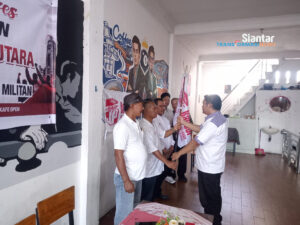 Ketua DPC BaraJP Pematangsiantar, Benni Naibaho memberi Pataka BaraJP kepada Ketua terpilih PAC BaraJP Siantar Utara, Ridel Bismar Simorangkir, simbol amanah dan tanggung jawab organisasi BaraJP/ Foto: Ot